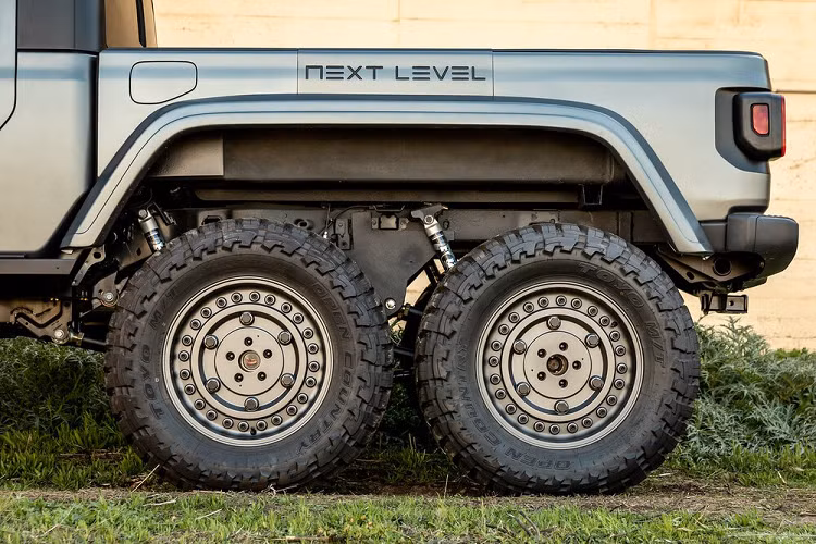 Thay đổi chính nằm ở phía sau khi chiều dài của Jeep Gladiator độ 6x6 được tăng thêm 2,44 m. Hốc bánh xe được mở rộng để phù hợp với trục bánh xe mới. Hệ thống treo sau được nâng cấp thành loại hiệu năng cao của Fox, còn bộ mâm là loại 20 inch đi cùng lốp gai địa hình. Tỷ số truyền động cho cầu sau là 4,88.