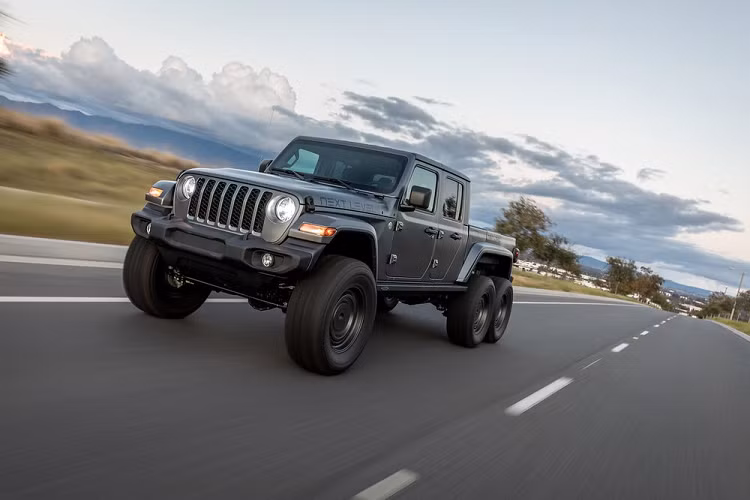 Next Level cung cấp cho khách hàng 3 tùy chọn động cơ với Gladiator 6x6, tương ứng với các cấu hình của Jeep. Danh sách bao gồm động cơ xăng tăng áp 2.0L, động cơ xăng V6 3.6L và động cơ diesel tăng áp V6 3.0L.