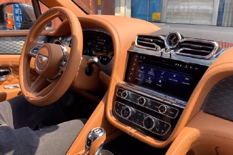 Chiếc SUV siêu sang Bentley Bentayga V8 đầu tiên về Việt Nam trong năm 2021 có ngoại thất sơn màu đen bí ẩn và nội thất bọc màu da bò. Ngoài ra, Bentayga V8 2021 này còn thuộc phiên bản First Edition và sở hữu nhiều tuỳ chọn cũng như ngoại thất nâng cấp thiết kế hoàn toàn so với Bentley Bentayga V8 đời 2019 trở về sau đang lăn bánh tại Việt Nam.