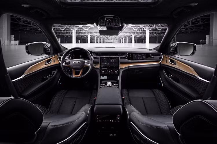 Về nội thất, các trang bị bên trong của Grand Cherokee SWB 2022 tương tự với Grand Cherokee L 7 chỗ, vì vậy cabin xe toát lên vẻ sang trọng và công nghệ cao.