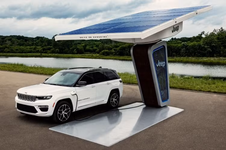 Nhìn chung, ngoài việc chiều dài bị cắt giảm thì Jeep Grand Cherokee SWB 2022 mới vẫn có thiết kế tổng thể giống với Grand Cherokee L 2021. Chiều dài tổng thể của Grand Cherokee SWB là 2.964 mm.