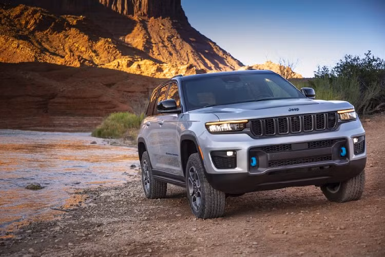 Ngoài ra, mẫu xe SUV Jeep Grand Cherokee SWB 2022 cũng có nhiều lựa chọn truyền thống khác, bao gồm máy V6 3.6L 293 mã lực / 353 Nm và động cơ Hemi V8 5.7L 357 mã lực / 529 Nm.