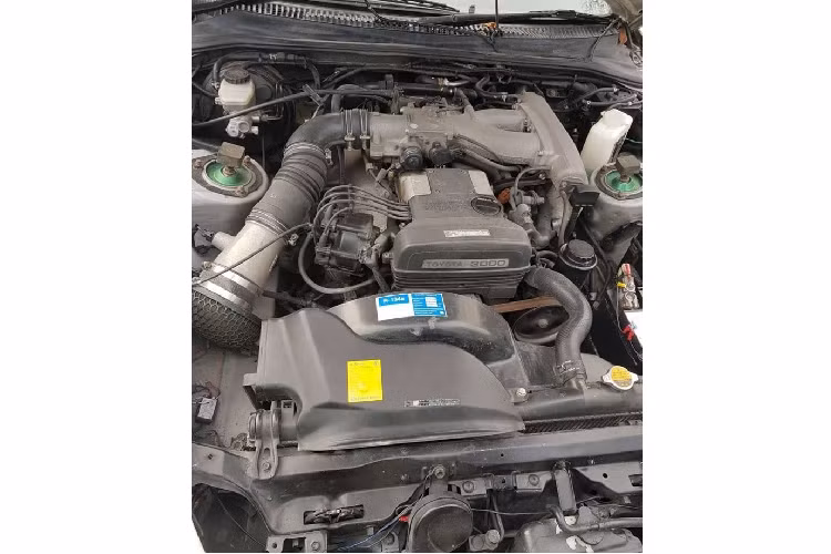 Người bán không hề đề cập tới nguồn cấp của bộ thân vỏ xe siêu sang Bentley nhái từ Toyota Supra MkIV này và ai là người chịu trách nhiệm độ xe, nhưng một điểm tích cực là đồng hồ công tơ mét của xe chỉ có hơn 127.000 km mà thôi.
