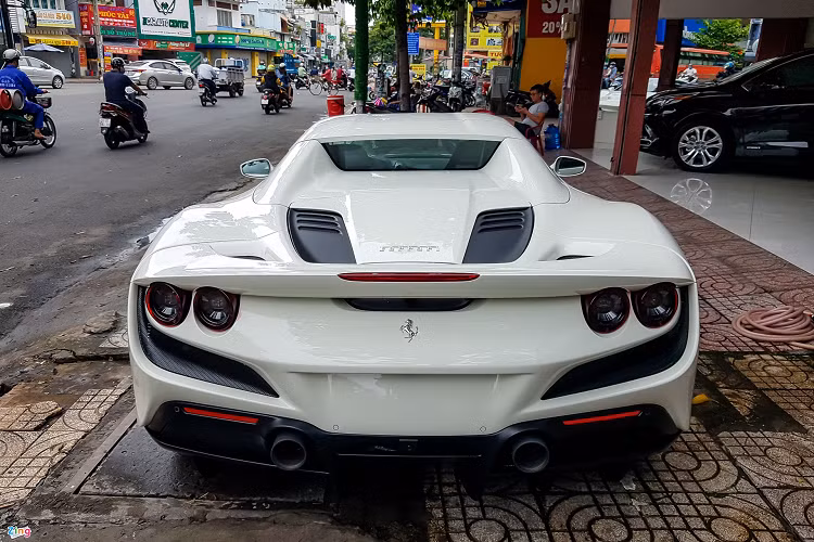 Thiết kế phần đuôi xe của F8 Spider được nâng cấp với hệ thống đèn hậu kép và các hốc gió khí động học. Ferrari mang đến 3 phiên bản ống xả cho xe gồm tiêu chuẩn, titanium hoặc ống xả thể thao.