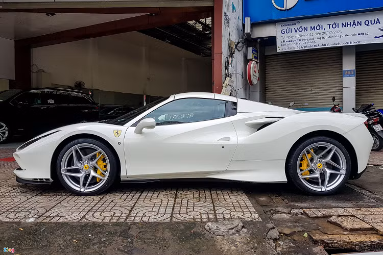 F8 Spider được trang bị bộ mâm 5 chấu kép hình ngôi sao dạng xoáy, kích thước 245/35ZR20 cho bánh trước và 305/30ZR20 ở bánh sau cùng bộ lốp hiệu suất cao Pirelli P ZERO.
