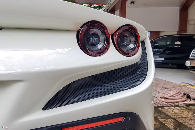 Ferrari F8 Spider có khả năng tăng tốc 0-100 km/h chỉ trong 2,9 giây, 0-200 km/h chỉ trong 8,2 giây, trước khi đạt vận tốc tối đa lên đến 340 km/h.