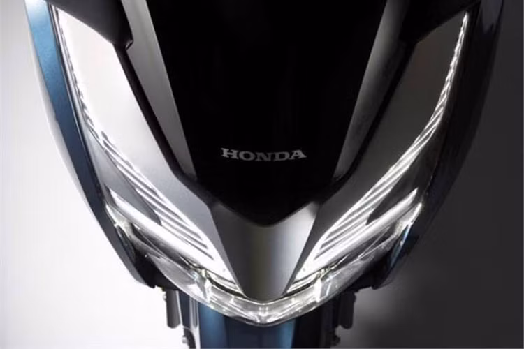 Trên phiên bản xe ga Honda Forza 250 2021 nâng cấp, nó được hãng xe Nhật Bản thiết kế mạnh mẽ, thể thao và góc cạnh hơn trước với nhiều đường nét cắt xẻ gọn gàng hơn.