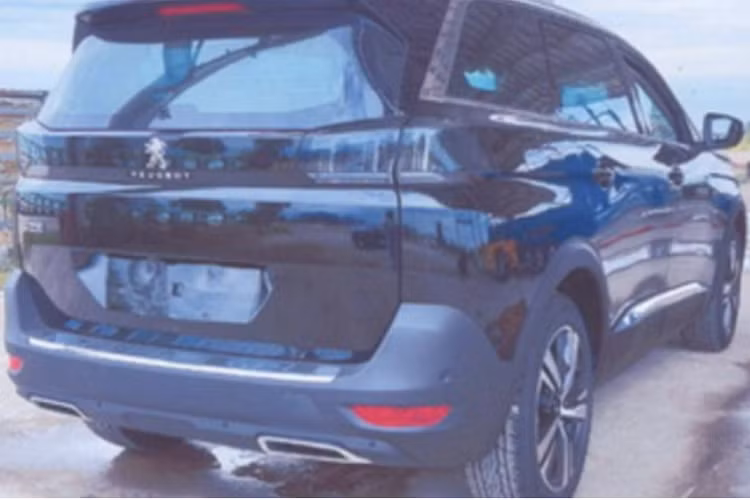 Từ hình ảnh trên giấy chứng nhận của Cục Đăng kiểm Việt Nam, phiên bản Peugeot 5008 này được sản xuất bởi Công ty TNHH MTV Sản xuất ô tô Thaco - Mazda, nặng hơn khoảng 10 kg và cao hơn khoảng 13mm so với phiên bản hiện tại.
