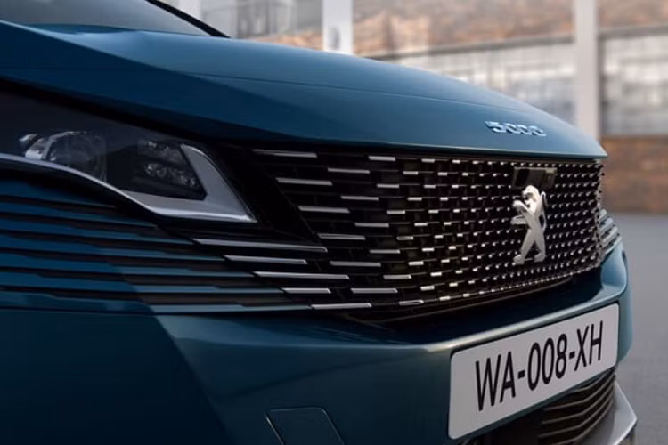 Hiện chưa rõ phiên bản facelift Peugeot 5008 2022 này có những nâng cấp cụ thể nào về ngoại thất cũng như nội thất. Khoang cabin của Peugeot 5008 2022 được dự đoán vẫn có các trang bị tiêu chuẩn như màn hình đa thông tin sau vô lăng, ghế massage, cửa sổ trời toàn cảnh, hệ thống âm thanh Focal 10 loa,...