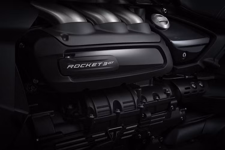 Theo đó, Triumph Rocket 3 R Black đặc biệt sẽ là một trong những phiên bản "tên lửa" mạnh mẽ nhất dành cho những người sở hữu Rocket. Triumph đã tăng sự mạnh mẽ này bằng cách sơn phủ lên chiếc xe một bộ cánh đen mờ kết hợp với đen bóng ở các chi tiết tuyệt đẹp. Tất nhiên, phiên bản giới hạn này cũng sẽ được tô điểm bằng các chi tiết đặc biệt như bảng tên Black Edition, khối động cơ sơn đen và cặp chắn bùn trước sau Carbon đen bóng, ống xả đen lì đẹp mắt.
