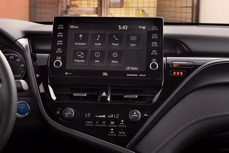 Nhờ đó, Toyota Camry Hybrid 2022 có công suất tổng cộng 211 mã lực. Ngoài ra, phiên bản hybrid còn có hộp số tự động E-CVT và cụm pin Ni-MH nằm bên dưới hàng ghế sau, vừa không ảnh hưởng đến khoang hành lý vừa mang đến trọng tâm thấp hơn cho xe.
