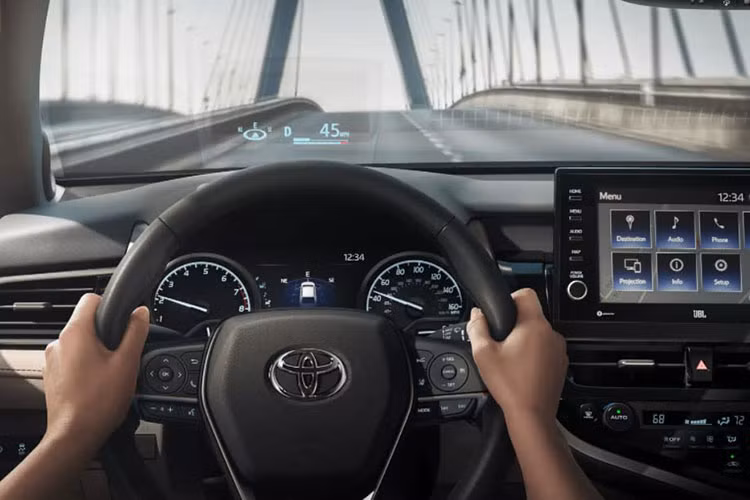 Về thiết kế, Toyota Camry 2022 ở Thái Lan dự kiến sẽ giống xe hiện đang bán tại Mỹ và châu Âu. Cụ thể, mẫu sedan này có thiết kế đầu xe mới với hốc gió trung tâm cỡ lớn, tách biệt rõ ràng hơn với cản trước. Hốc gió này đi kèm nan nằm ngang màu đen hoặc xám, kéo dài sang hai bên.
