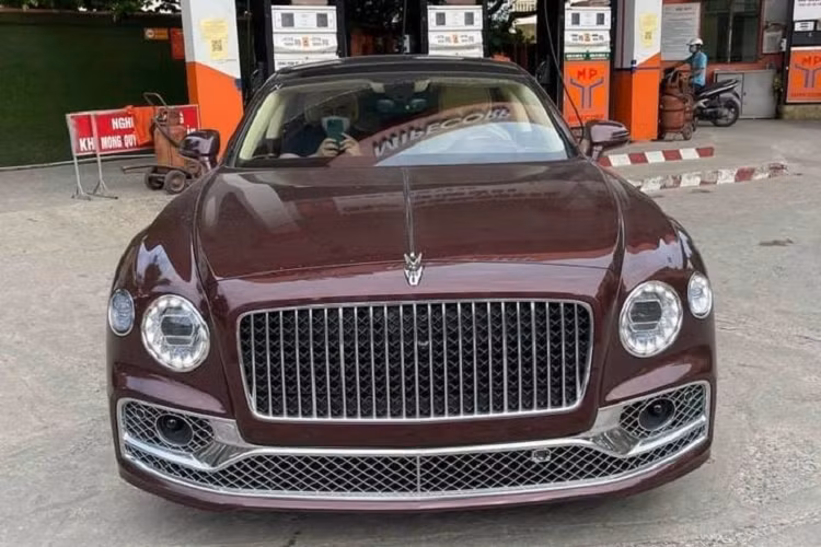 Bentley Flying Spur V8 First Edition hon 20 ty, mau doc ve Ha Noi