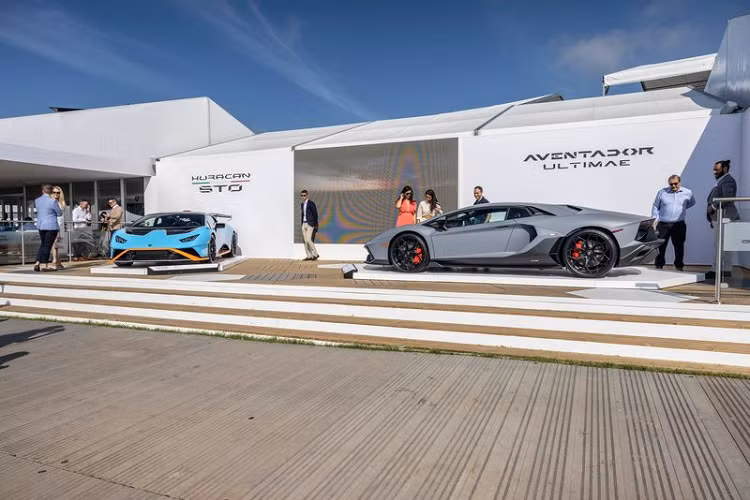 Được giới thiệu như một phiên bản cuối cùng để chia tay dòng sản phẩm Aventador, siêu xe Lamborghini Aventador Ultimae có sẵn với cả 2 dạng là coupe và mui trần, xe được trang bị động cơ hút khí tự nhiên V12 6.5L cho công suất 769 mã lực và mô-men xoắn cực đại 720 Nm.