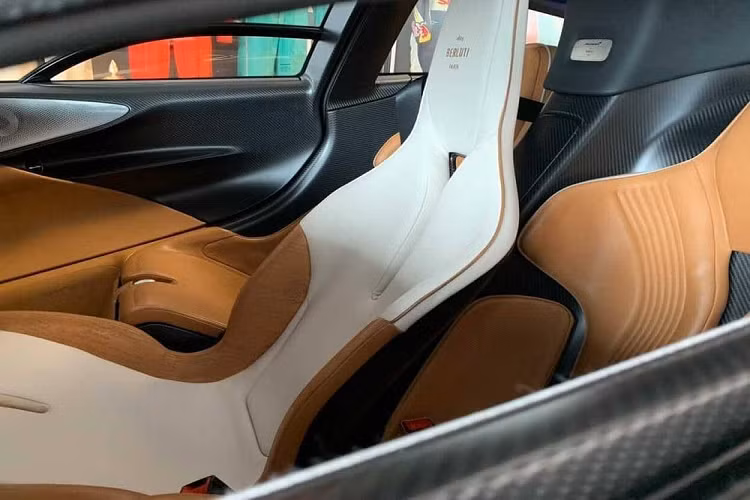Ghế lái của siêu xe McLaren Speedtail Berluti được bọc da màu trắng cùng với đó là da màu nâu nhạt, 2 ghế phụ được hoàn thành với màu nâu nhạt. 