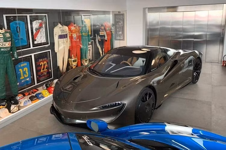 Dòng siêu xe Ultimate Series của hãng xe Anh quốc đang bán có sự xuất hiện của McLaren Senna, McLaren Elva hay gần nhất là McLaren Speedtail. So với 2 mẫu xe còn lại, McLaren Speedtail khác biệt hoàn toàn với thiết kế cũng như khoang lái có đến tận 3 chỗ ngồi gợi nhớ đến huyền thoại McLaren F1. Chỉ có 106 chiếc siêu xe McLaren Speedtail được sản xuất trên toàn thế giới và các đại gia khi mua xe đều muốn siêu phẩm của mình trở thành độc nhất.