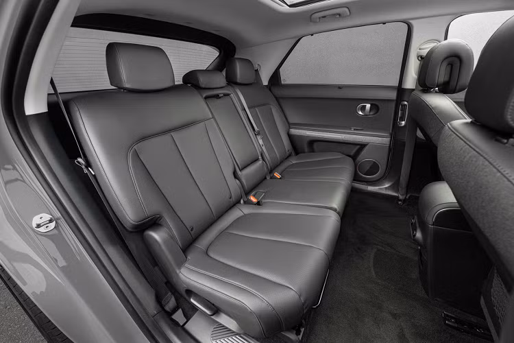 Hyundai tận dụng tối đa nền tảng E-GMP để mang đến không gian rộng lớn cho khoang cabin xe rộng 3.015 lít, so với Volkswagen ID.4 (2.828 lít) và Ford Mustang Mach-E (2.861 lít). Hàng ghế sau của Ioniq 5 cũng có thể trượt về phía trước 134mm. Bệ điều khiển trung tâm với tên gọi ‘Universal Island’ cũng có thể trượt tới lui 140mm.