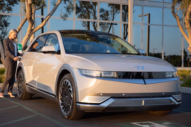 Trong khi thế giới đang trông chờ một phiên bản dễ tiếp cận hơn của Tesla Model 3 và Model Y thì có vẻ như Hyundai đã bắt đầu làm được điều này.