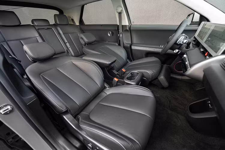 Ghế lái trên Ioniq 5 tích hợp bệ đỡ chân và có độ ngả lưng đến góc tối ưu nhằm mang lại trải nghiệm “không trọng lượng”. Trần xe sử dụng duy nhất một tấm kính để tạo không gian thoáng đãng hơn trên xe.