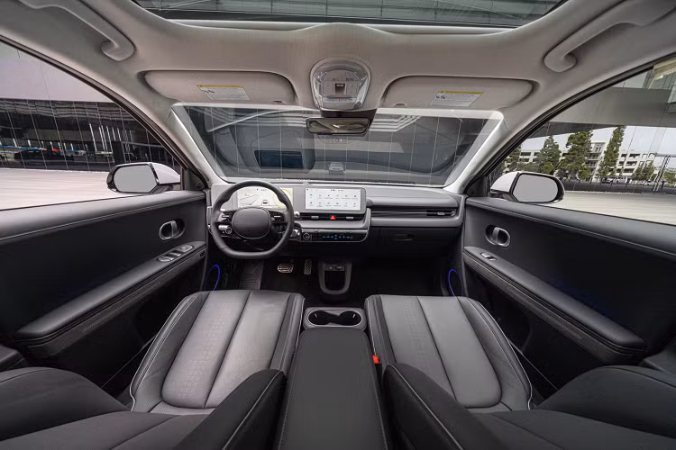 Hyundai Ioniq 5 2022 là chiếc Hyundai đầu tiên trang bị màn hình hiển thị kính lái thực tế tăng cường cùng chất liệu nội thất thân thiện với môi trường.