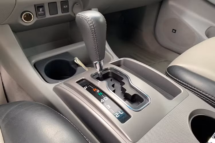 Nội thất của Toyota Tacoma đời 2009 khá đơn giản với hệ thống thông tin giải trí giống như các đời xe cũ trước đây, các chi tiết nội thất bọc da cao cấp, trang bị chìa khoá cơ với nhiều tiện nghi thực dụng đủ dùng ở mức cơ bản. Chủ xe đã nâng cấp thêm camera lùi và cặp lề.