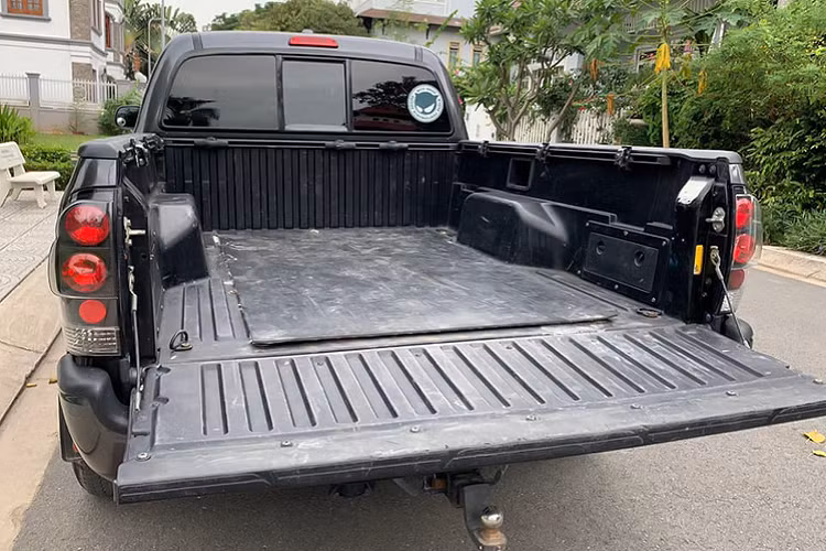 Tương tự như “đàn anh” Toyota Tundra, số lượng xe Tacoma tại Việt Nam không nhiều vì giá bán cao do sử dụng động cơ dung tích lớn “gánh” nhiều thuế. Tham khảo giá bán sau thuế của một chiếc Toyota Tacoma TRD PRO 4x4 đời 2018 từng Việt Nam đã gần 3 tỷ đồng
