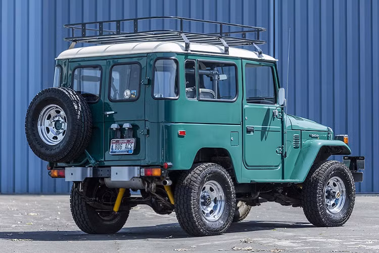 Mẫu Land Cruiser của Tom Hanks đặt hàng và cá nhân hóa để đáp ứng cho nhu cầu sử dụng di chuyển ở đường trường lẫn offroad. Đến nay, tình trạng của chiếc xe vẫn còn tốt với ngoại thất sơn màu xanh Rustic Green.