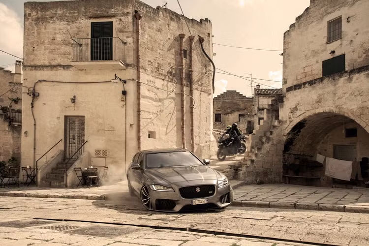 Anna Gallagher, Giám đốc Thương hiệu Jaguar, cho biết: “Jaguar XF là chiếc xe được thiết kế để đáp ứng mọi hành trình với sự cân bằng vô song kết hợp hoàn hảo giữa sự sang trọng, tiện nghi và tinh tế.”