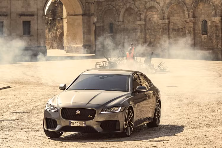 Chris Corbould, Giám sát hiệu ứng đặc biệt của ‘No Time To Die’ và Giám sát hành động của xe, cho biết: “Jaguar XF thể thao hạng sang là một lựa chọn thú vị cho các cảnh quay xe ở mực độ yêu cầu rất cao này.