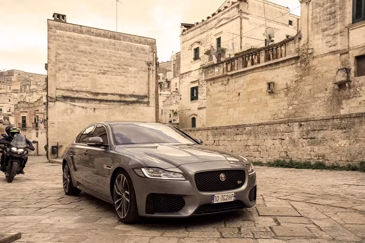 Được quay ở Matera, miền nam nước Ý, hai chiếc xe Jaguar XF thế hệ mới len lỏi qua những con đường hẹp, ngoằn ngoèo của thành phố, lái xe qua các quảng trường và phi xuống những bậc thang rải sỏi để đuổi theo James Bond.