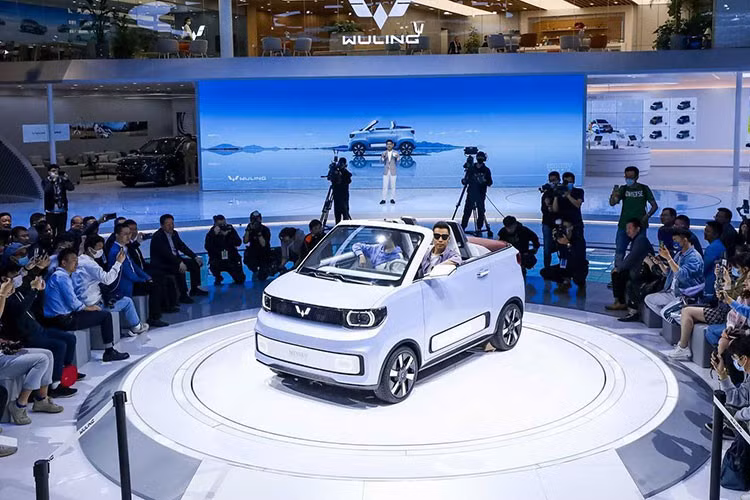 Hiện chưa có thông tin về hệ dẫn động của Wuling Hongguang Mini EV Convertible. Theo tin đồn, xe sẽ dùng mô-tơ điện đặt phía trước, có công suất tối đa 30 kW (khoảng 40 mã lực).
