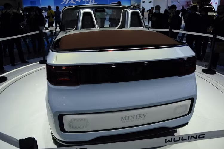 Khác với Wuling Hongguang Mini EV, phiên bản mui trần sẽ chỉ được trang bị nội thất 2 chỗ ngồi. Các trang bị nội thất của Wuling Hongguang Mini EV Convertible dự kiến sẽ giống với phiên bản mui cứng, bao gồm màn hình sau vô lăng, núm xoay chuyển số và hệ thống cảnh báo áp suất lốp.