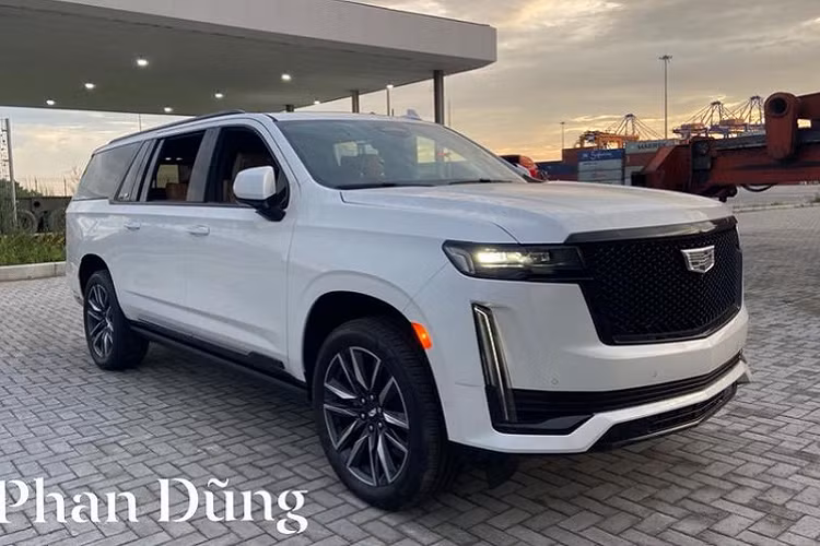 Theo đơn vị nhập khẩu tư nhân, đây chính là chiếc Cadillac Escalade ESV Sport 2021 mới đầu tiên của Việt Nam và xe đang chuẩn bị lên đường về nước. Khác với bản Premium Luxury, Escalade ESV Sport có nhiều chi tiết sơn đen bóng ở ngoại thất để nhấn mạnh tính thể thao, ví dụ như lưới tản nhiệt, cản trước, viền cột C, viền ống xả...