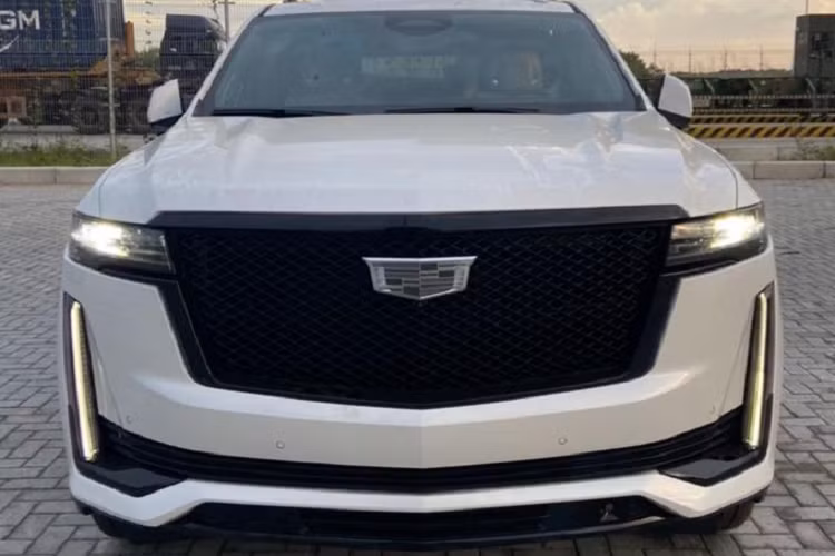 Phần còn lại thì gần như giống hệt với mẫu SUV hạng sang Cadillac Escalade ESV Premium Luxury, bao gồm cả kích thước 5.766 x 2.059 x 1.942 mm tương ứng với dài x rộng x cao và chiều dài cơ sở 3.407 mm - vì cả 2 đều thuộc cấu hình trục cơ sở dài (ESV).