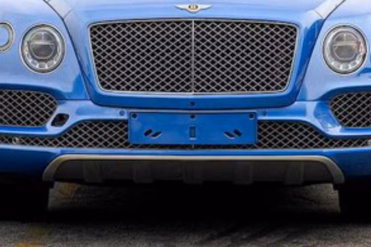 SUV siêu sang Bentley Bentayga phiên bản kỷ niệm 100 năm được trang bị động cơ xăng V8, tăng áp kép, dung tích 4.0 lít, sản sinh ra công suất tối đa 542 mã lực và mô-men xoắn cực đại 770 Nm. "Trái tim" này giúp mẫu SUV siêu sang của Bentley có thời gian tăng tốc từ vị trí xuất phát lên 100 km/h chỉ trong 4,5 giây trước khi đạt vận tốc tối đa 289 km/h.