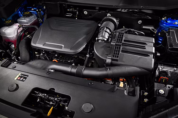 Ngoại thất Haval H6 hybrid mang thiết kế trung tính, phần đầu xe nổi bật với cụm lưới tản nhiệt cỡ lớn mạ crôm. Trang bị đèn pha và đèn hậu full-LED, tổng thể chiếc CUV hài hoà hơn với bộ mâm 18 inch tiêu chuẩn và 19 inch sơn màu Bạc, đi cùng với thông số lốp 225/55 R19.