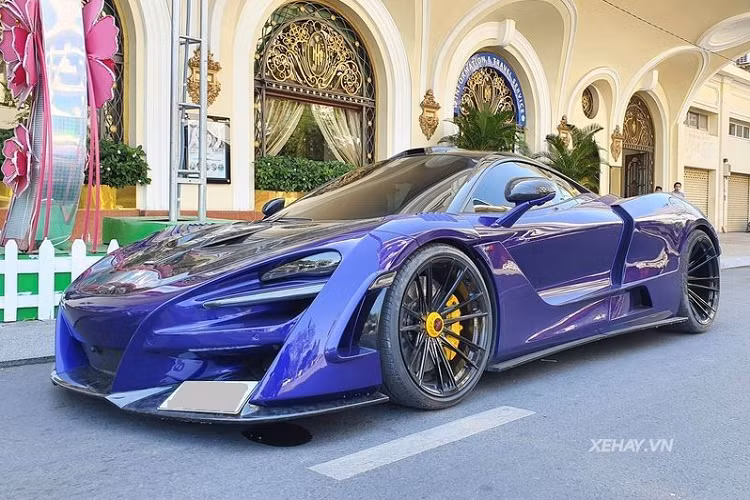 Với màu sơn ngoại thất tím Lantana Purple, siêu xe McLaren 720S luôn trở thành tâm điểm gây chú ý mỗi khi xuất hiện trên đường phố, lần này cũng không ngoại lệ.