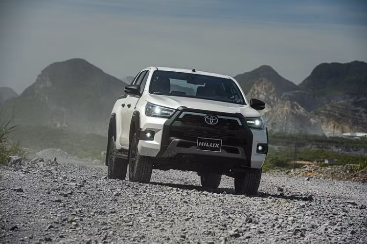  7. Toyota Hilux 2020 (628 - 921 triệu đồng) Toyota Hilux mới đã được cải tiến đáng kể về kiểu dáng để có được một ngoại hình hầm hố và táo bạo, giúp Hilux tự tin hơn khi đứng cạnh đối thủ Ford Ranger.