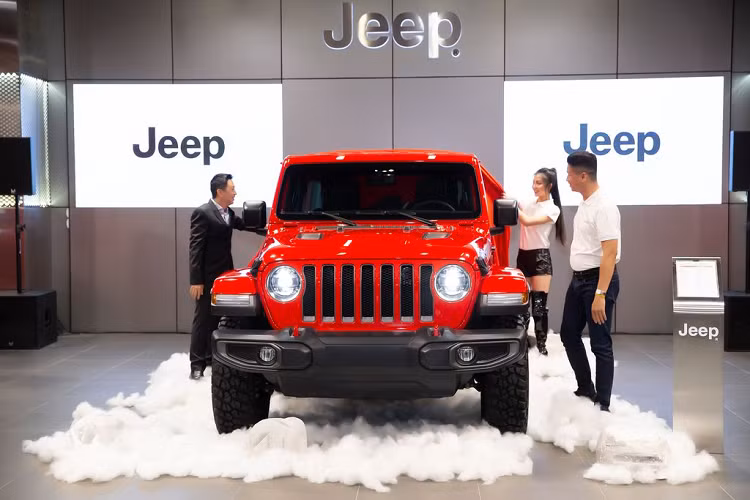  9. Jeep Wrangler (2,948 - 3,388 tỷ đồng) Các trang bị nổi bật của Jeep Wrangler tại Việt Nam bao gồm chìa khóa thông minh giúp khởi động xe từ xa, mở cửa bằng nút bấm, hệ thống màn hình cảm ứng Uconnect 8,4inch hỗ trợ kết nối Apple CarPlay/Android Auto, USB/AUX/Bluetooth, hệ thống âm thanh giải trí Alpine... Trên phiên bản cao cấp nhất, Jeep Wrangler sử dụng khối động cơ xăng 2.0L tăng áp, sản sinh công suất 270 mã lực và 400 Nm mô-men xoắn. Sức mạnh này được truyền tới 4 bánh thông qua hộp số tự động 8 cấp.