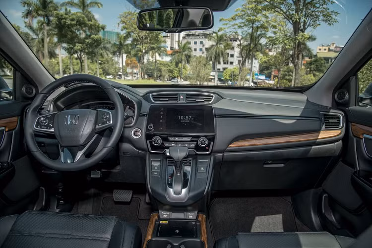 Honda CR-V 2020 gây ấn tượng với người tiêu dùng nhờ việc bổ sung hệ thống Honda Sensing tiên tiến lần đầu tiên được áp dụng tại Việt Nam. Hệ thống này bao gồm các chức năng Hỗ trợ giữ làn đường, Giảm thiểu chệch làn đường, Hỗ trợ phanh chủ động, Đèn pha thích ứng tự động và Hệ thống kiểm soát hành trình thích ứng. Trên 2 phiên bản cao là G và L, CR-V 2020 còn được trang bị hệ thống camera LaneWatch.