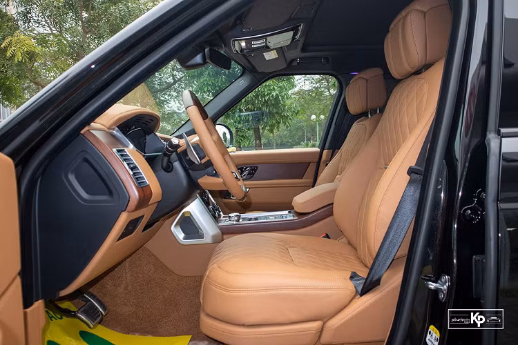 Vô-lăng xe Range Rover SVAutobiography 2021 dạng 4 chấu bọc da Nappa và ốp gỗ cùng nhiều phím bấm chức năng. Ở phía sau, xe có màn hình điện tử đến 12,3 inch với khả năng hiển thị Full HD và có thể tùy chỉnh theo ý muốn của chủ nhân.