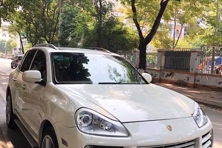 Xe sử dụng hộp số tự động 6 cấp (6AT) đi cùng với hệ dẫn động 4 bánh toàn thời gian. Công suất mạnh mẽ cho phép nó có thể tăng tốc từ 0 – 100 km/h trong vòng 6 giây. Mặc dù ra đời cách đây hơn 10 năm, nhưng phiên bản Cayenne GTS được trang bị khá nhiều “đồ chơi” như hệ thống treo khí nén cho phép nâng hoặc hạ gầm 20 mm, sử dụng hệ thống quản lý treo chủ động Porsche Active Suspension Management (PASM).