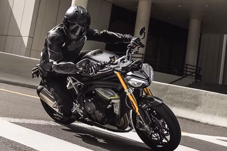 Stuart Wood, Kỹ sư ý tưởng trưởng của Triumph cho biết sẽ chỉ có một biến thể của Triump Speed Triple 1200 mới được sản xuất, không có kế hoạch sản xuất thêm bất kỳ biến thể nào hoặc một chiếc siêu môtô Daytona dựa trên động cơ này. Đây là động cơ hoàn toàn mới, lấy kỹ thuật phát triển từ hợp đồng cung cấp động cơ Moto 2 của Triumph, và sản sinh công suất 180 PS (177 mã lực) tại 10.750 vòng/phút và mô-men xoắn cực đại 125 Nm tại 9.000 vòng/phút trong khi Streetfighter V4 đạt 208 mã lực.