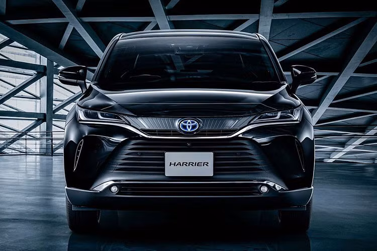 Có thể thấy, giá xe Toyota Harrier 2021 bản LE đắt hơn đáng kể so với đối thủ Mercedes-Benz GLC 300 (2,5 tỷ đồng) trong khi bản Limited lại cao hơn nhiều so với xe sang Lexus RX 300 (3,18 tỷ đồng). Như vậy, nếu một chiếc Harrier tăng áp được đưa về Việt Nam thì có lẽ giá sẽ cao hơn nữa.