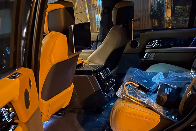 Bên trong khoang nội thất, chiếc Range Rover D350 Autobiography LWB 2021 được trang bị tới 3 màn hình khác nhau, khiến diện mạo của cabin xe trở nên cực kỳ hiện đại và tân tiến. Trong đó, nổi bật nhất là cụm 2 màn hình TouchPro duo được đặt chính giữa bảng táp-lô đóng nhiệm vụ là màn thông tin giải trí trung tâm (phía trên) và khu vực điều khiển điều hoà, cũng như các chức năng vận hành khác như nâng - hạ gầm, các chế độ địa hình... (ở phía dưới).