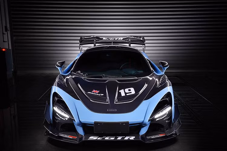 Toàn bộ phần vè ốp bánh trước cũng như nắp capo nguyên bản trên McLaren 720S độ Senna GTR đã được loại bỏ và thay thế bằng các chi tiết carbon trần. Hai phần ốp vè bánh xe được bổ sung thêm các hốc gió nổi, nắp capo cũng được thiết kế lại với khuếch tán gió giả định.