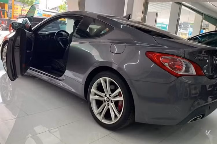 Trang bị cửa nóc, đáng chú ý là tấm che nắng còn chưa lột lớp ni lông.