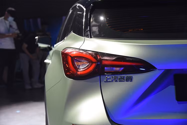 Bên sườn, MG One được trang bị nóc dốc dần về phía sau theo phong cách xe coupe. Ngoài ra, xe còn có nẹp mạ crôm kéo dài từ cột A đến cột D, ôm lấy nóc và baga màu bạc. Vòng ra phía sau, chúng ta sẽ thấy cụm đèn hậu đèn hậu mới, 2 đầu ống xả giả hình chữ nhật, cản sau được thiết kế như bộ khuếch tán gió và cánh gió mui chia đôi theo phong cách xe đua.