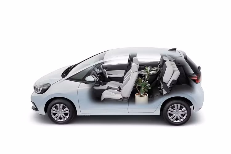 Ghế này có thể gập phẳng xuống sàn hoặc gập lên. Nếu ghế sau không gập xuống, Honda Jazz 2021 có thể tích khoang hành lý chỉ 298 lít. Con số tương ứng khi ghế sau gập xuống là 1.203 lít. Điểm nhấn còn lại của Honda Jazz 2021 ở thị trường Singapore là hệ thống an toàn nằm trong gói Honda Sensing. Theo đó, xe được trang bị hệ thống phanh giảm thiểu va chạm với khả năng phát hiện người đi bộ vào buổi tối ngay cả khi không có đèn đường. Ngoài ra, hệ thống này còn tự động phanh nếu Honda Jazz 2021 "tạt đầu" hoặc quay vào làn đường của một phương tiện đang đến gần.