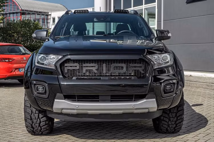 Tiếp tới, khu vực vòm bánh xe được nhà độ Prior Design nới rộng khoảng cách. Đi kèm với đó là tuỳ chọn mâm xe từ 18 - 20 inch cùng khoảng sáng gầm xe lớn hơn hay phần cánh gió thể thao ở đuôi xe.